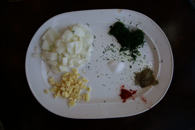 Garlic, onions, salt, red pepper, black pepper, and dill weed for making Tamiya.